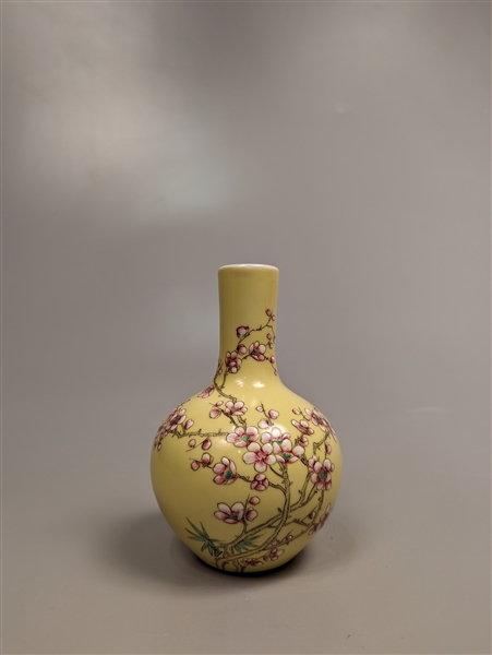 Small Republic-Style Yellow Ground Porcelain vase