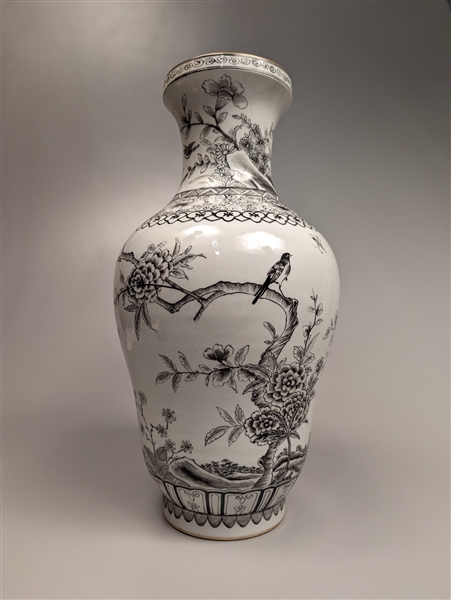 Daoguang-Style Grisaille Enameled Porcelain Vase